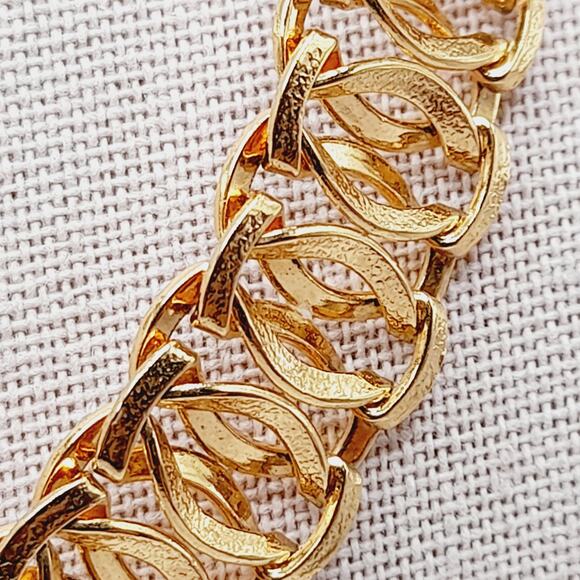 Vintage Trifari Interlocking Choker Necklace Gold Tone Link Collar – 18" Jewelry - Picture 5 of 11